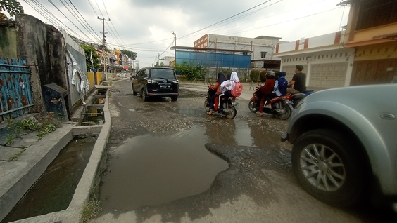 Jalan rusak di Jalan Dahlia, Kecamatan Sukajadi, Kota Pekanbaru.